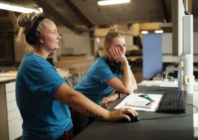 Medarbejdere der kigger i deres computersystem
